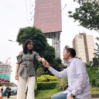 Sosok Nadia Octavia mencuri perhatian setelah dilamar oleh pacarnya lewat cara unik. Sang kekasih, Adya Laksmana Sudrajat melamarnya dengan billboard yang dipasang di Jalan Gatot Subroto, Jakarta Selatan. Foto: Instagram @nadia.oct