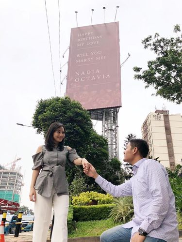 Adya Laksmana Sudrajat jadi viral karena lamar pacar, Nadia Octavia lewat billboard