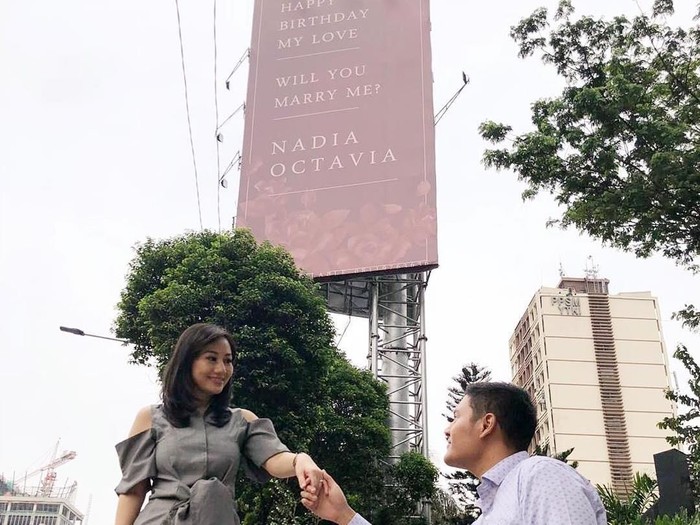 Pria lamar kekasih lewat billboard. Foto: Instagram @nadia.oct Pria lamar kekasih lewat billboard. Foto: Instagram @nadia.oct