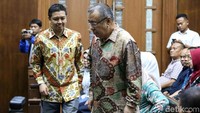 Mantan Walikota Kendari, Asrun dan Walikota nonaktif Kendari, Adriatma dihukum 5 tahun 6 bulan penjara oleh pengadilan Tipikor, Jakarta, Rabu (31/10/2018).