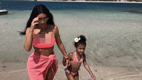 Kim Kardashian lebih memilih untuk menikmati pantai Bali bersama putrinya, North. Dok. Instagram/kimkardashian