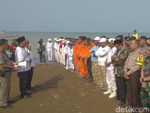 Aparat dan Warga Salat Gaib untuk Korban Lion Air JT 610