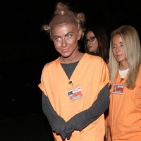 Julianne Hough pernah tampil sebagai Suzanne Warren dari serial Orange is the New Black pada Halloween 2013. Melengkapi kostumnya, ia membuat wajahnya jadi lebih gelap yang langsung menuai kontroversi. Aku tak tahu apa yang aku lakukan, tadinya itu terlihat menyenangkan dan sebagai penghormatan untuk karakter..Aku bahkan tak tahu bagaimana membicarakannya karena itu topik sensitif. Itu membuatku sedih karena tahu aku bodoh, aku mendapatkan pelajaran, ungkapnya kepada majalah Allure. Foto: Instagram