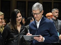Senyum Lebar CEO Apple Rilis MacBook Air dan iPad Anyar