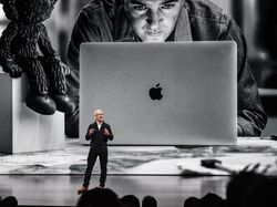 Senyum Lebar CEO Apple Rilis MacBook Air dan iPad Anyar