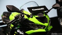 Kawasaki ZX-6R menggunakan frame alumunium yang diklaim cocok untuk ditunggangi di jalan raya.