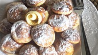 Di Belanda, biasanya poffertjes jadi teman ngeteh di sore hari. Teksturnya yang lembut, dan rasanya yang creamy manis, cocok menjadi camilan hangat. Foto: Instagram @kirstendulkadir