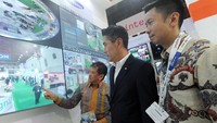 Founder & Chairman PT Professtama Teknik Cemerlang Sanny Suharli berbincang bersama Head of Singapore Branch Hanwha Techwin Yu Jin Seok dan Overseas Director of Jisung Protech Andrew Suharli, pada pameran infrastruktur, Indonesia Infrastructure Week (IIW) 2018, di Jakarta, Kamis (31/10/2018). Foto: dok. Professtama