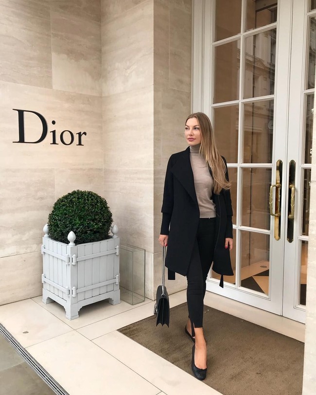 Selain cara berperilku, dalam programnya wanita asal Swedia ini menginformasikan bagaimana cara memasuki lingkungan elite, terlihat seperti wanita kaya, mendapatkan kehidupan ekstravagan, hingga meminta bantuan finansial secara halus. Foto: Instagram @schoolofaffluence