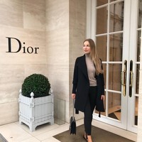 Selain cara berperilku, dalam programnya wanita asal Swedia ini menginformasikan bagaimana cara memasuki lingkungan elite, terlihat seperti wanita kaya, mendapatkan kehidupan ekstravagan, hingga meminta bantuan finansial secara halus. Foto: Instagram @schoolofaffluence