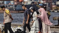 Sejumlah barang-barang yang telah dikumpulkan oleh petugas penyelamat itu pun dikumpulkan untuk membantu proses identifikasi para korban pesawat Lion Air JT 610.