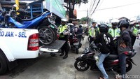 Selain itu, polisi menyita sejumlah barang bukti terkait penindakan tersebut. Sebanyak 3.195 SIM, 3.679 STNK dan 22 kendaraan disita di hari pertama Operasi Zebra Jaya.