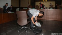 Fayakhun diyakini melanggar Pasal Pasal 12 huruf a Undang-Undang Nomor 31 Tahun 1999 sebagaimana diubah dengan Undang-Undang Nomor 20 Tahun 2001 tentang Pemberantasan Tindak Pidana Korupsi juncto Pasal 64 ayat 1 KUHP.