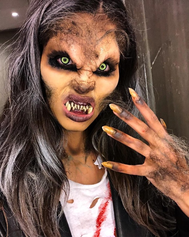 Kostum keren dari Sara Sampaio sebagai manusia serigala. Foto: Instagram