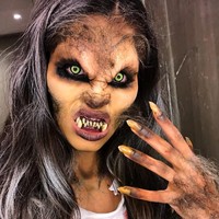 Kostum keren dari Sara Sampaio sebagai manusia serigala. Foto: Instagram