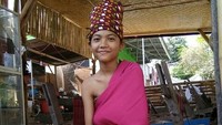 Salah satu cara khas dalam menggunakan pakaian adat Bayan saat mengenakannya ialah disembunyikannya tangan sebelah kiri, baik laki-laki maupun perempuan (dok Jajaq Bayan/Istimewa)