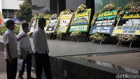 Karangan bunga yang berderet di halaman Gedung Kemenkeu berasal dari sejumlah pihak termasuk masyarakat.