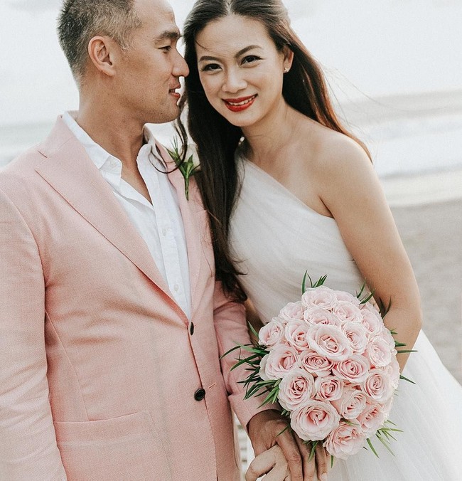 Tahun 2008, Tjin Lee menikah dengan John Lim, seorang manajer operasional di perusahaan komoditas. Mereka menggelar pernikahannya di Bali.  Foto: Instagram (@tjinlee)