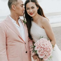 Tahun 2008, Tjin Lee menikah dengan John Lim, seorang manajer operasional di perusahaan komoditas. Mereka menggelar pernikahannya di Bali.  Foto: Instagram (@tjinlee)