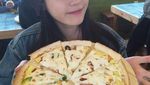 Manis Banget! Pose IU Saat Minum Teh dan Masak Pizza