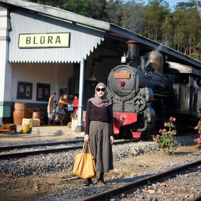 Salah satu gaya yang sering ia pakai adalah paduan rok dengan atasan oversized. Rok yang dipilih Kia, sapaan akrab Zaskia, biasanya berpotongan A dengan panjang tak sampai mata kaki. Foto: Instagram/ZaskiaAdyaMecca