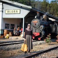 Salah satu gaya yang sering ia pakai adalah paduan rok dengan atasan oversized. Rok yang dipilih Kia, sapaan akrab Zaskia, biasanya berpotongan A dengan panjang tak sampai mata kaki. Foto: Instagram/ZaskiaAdyaMecca