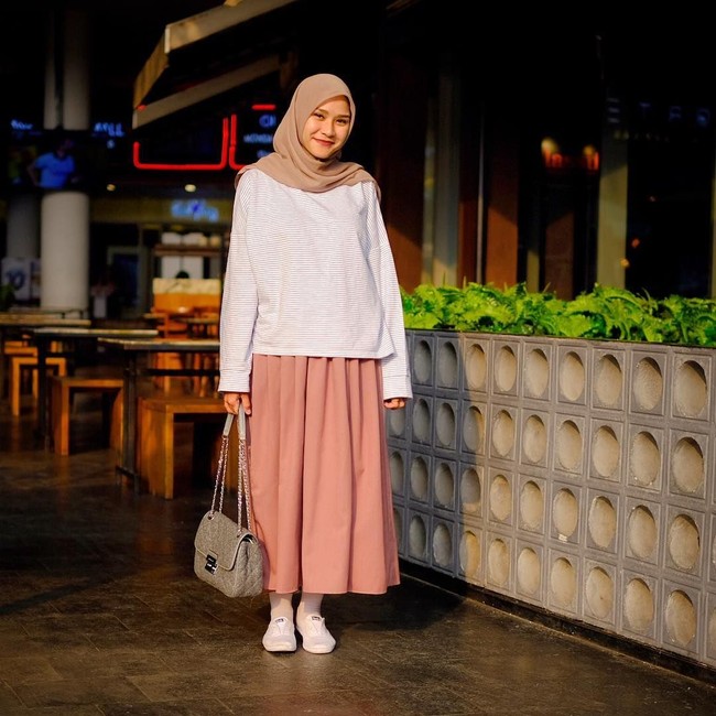 Zaskia Adya Mecca memang sering tampil kasual dengan bahan busana yang ringan. Namun, tampilan kasualnya tetap sopan dan masih bisa dipakai ke kampus. Foto: Instagram/ZaskiaAdyaMecca