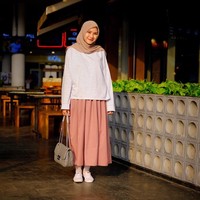 Zaskia Adya Mecca memang sering tampil kasual dengan bahan busana yang ringan. Namun, tampilan kasualnya tetap sopan dan masih bisa dipakai ke kampus. Foto: Instagram/ZaskiaAdyaMecca