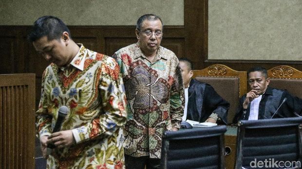 Wali Kota Kendari Adriatma Dwi Putra dan ayahnya Asrun divonis 5,5 tahun penjara. Keduanya terbukti menerima suap Rp 6,8 miliar dari Hasmun Hamzah.