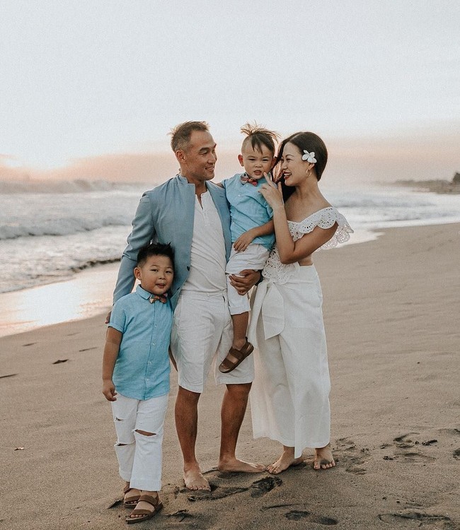 Kami berencana untuk merayakannya secara intim dengan anak-anak kami yang ikut menyaksikan pembaruan pernikahan. Ini yang menjadi alasan utama dan bagian penting dari selebrasi ini agar anak-anak kami melihat, keterangan foto Tjin Lee.  Foto: Instagram (@tjinlee)