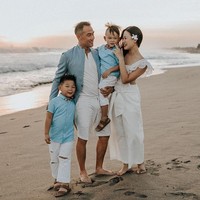 Kami berencana untuk merayakannya secara intim dengan anak-anak kami yang ikut menyaksikan pembaruan pernikahan. Ini yang menjadi alasan utama dan bagian penting dari selebrasi ini agar anak-anak kami melihat, keterangan foto Tjin Lee.  Foto: Instagram (@tjinlee)