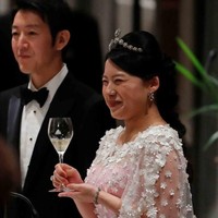 Ayako melengkapi penampilannya dengan mahkota dan anting. Sementara Kei Moriya gagah berbalut tuksedo hitam klasik. Foto: Dok. Reuters