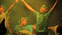 Tari saman ditampilkan para santri pada pembukaan, Senin (29/10) lalu. Salah seorang santri menyatakan pementasan saman tersebut sangat keren, sekeren acara puncak pensi yang biasa dilaksanakan di sekolah-sekolah (Foto: Dok. SMA PU Al Bayan)