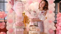 Pemilik nama lengkap Cut Beby Tshabina ini baru saja ulang tahun ke-16. Mengusung tema Unicorn serba pink, Beby dapat cake cantik juga lho. Foto: Instagram bebytsabina