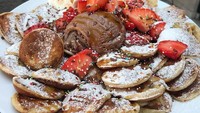 Kalau mau lebih meriah, poffertjes bisa ditambahkan es krim cokelat, whipped cream, buah strawberry, dan taburan meisjes. Foto: Instagram @creperiebar_alkmaar.