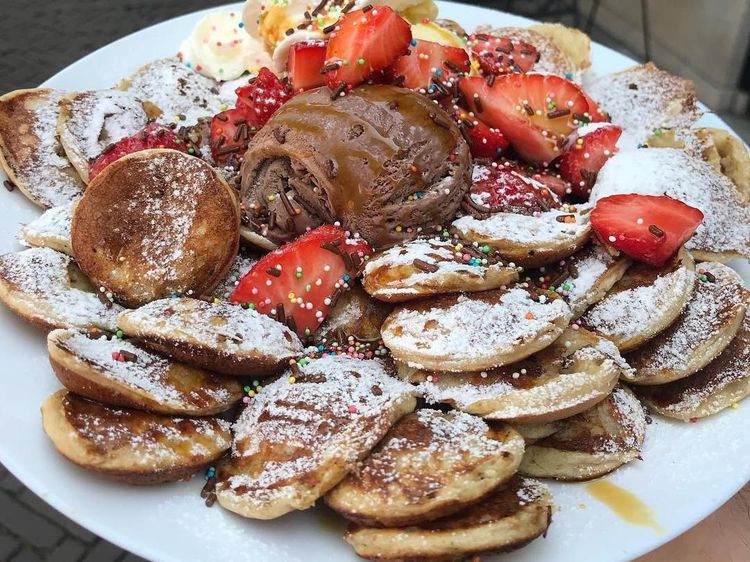 Poffertjes dengan Isian Buah dan Es Krim Buat Ngemil Sore