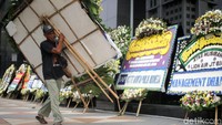 Setiap harinya Gedung Kemenkeu dikirimi karangan bunga dari beragam pihak untuk menyampakaikan duka cita atas jatuhnya pesawat Lion Air JT 610 dimana sejumlah pegawai Kemenkeu menjadi korban kecelakaan tersebut.