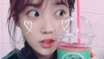 Manis Banget! Pose IU Saat Minum Teh dan Masak Pizza