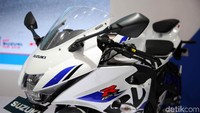Kini Suzuki GSX-R150 hadir dengan teknologi Anti-lock Braking System (ABS). Sejak kemunculannya tahun lalu GSX-R150 sudah memberikan tren tersendiri dan mampu bersaing di kelas motor Street Fighter 150 cc di Indonesia.