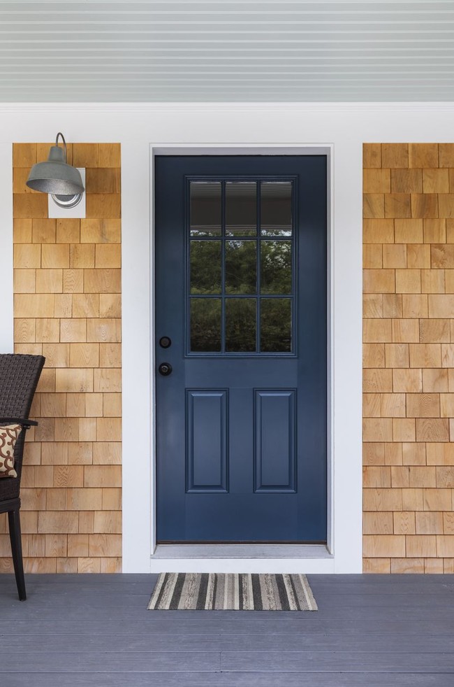 Seperti dikutip dari Anglian Home, biru gelap termasuk warna pintu depan rumah yang sangat umum. Pemilihan warna ini menandakan kamu orang yang tradisional, berorientasi pada keluarga dan penyayang. Maka dari itu di rumahmu akan banyak foto-foto keluarga dan pusaka yang telah diwariskan turun temurun. Foto: iStock