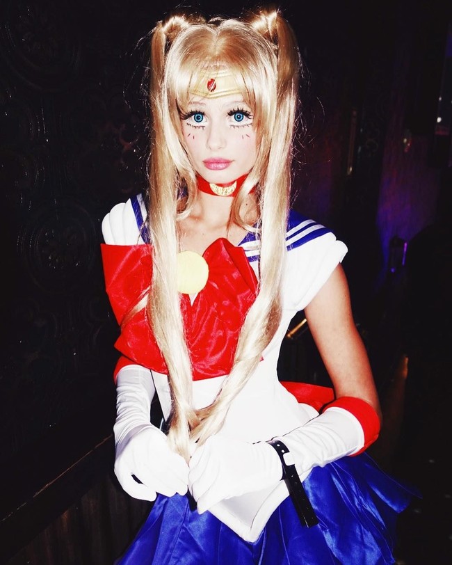 Taylor Hill memakai kostum dari karakter anime legendaris, Sailor Moon. Foto: Instagram
