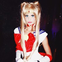 Taylor Hill memakai kostum dari karakter anime legendaris, Sailor Moon. Foto: Instagram