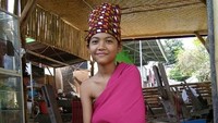 Salah satu cara khas dalam menggunakan pakaian adat Bayan saat mengenakannya ialah disembunyikannya tangan sebelah kiri, baik laki-laki maupun perempuan (dok Jajaq Bayan/Istimewa) 