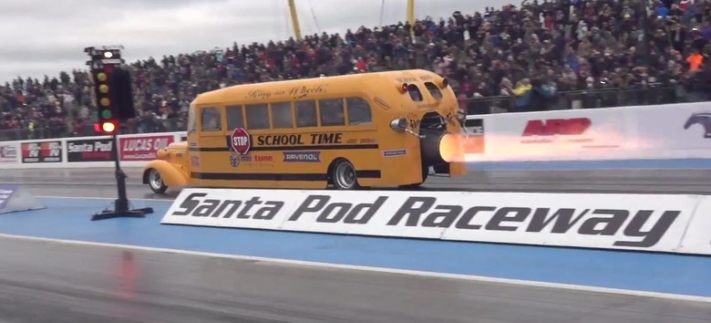 Bus sekolah bermesin jet. Foto: Autoevolution Bus sekolah bermesin jet. Foto: Autoevolution