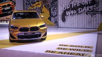 Seperti mobil-mobil BMW pada umumnya, X2 juga memiliki ciri khas grille ala BMW yang diklaim membuat tampilan mobil lebih garang dan sporty. 