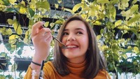 Lebih dari 3,3 juta followers selalu menunggu unggahan gadis cantik ini di Instagram. Ini momen bahagia Beby saat makan waffle dan minum orange juice. Foto: Instagram bebytsabina