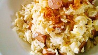 Kalau lagi diet lemak, bikin saja nasi goreng dengan sosis plus putih telor dan taburan bawang goreng. Sedap! Foto : Instagram @mavisblancoloo