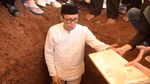 Mata Sembab Viona dan Ketegaran Eko Patrio di Pemakaman