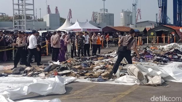 Istri Perwira Polisi Korban Lion Air Berdoa di Lokasi Serpihan Pesawat 