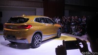 Bila dilihat desainnya, mobil memiliki keanggunan sebuah kendaraan sporty dengan karakter ala SUV di keluarga BMW X.